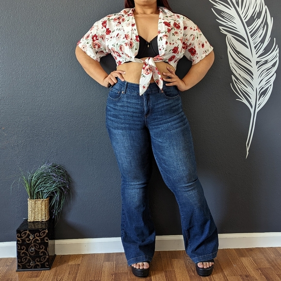 Jon & Anna Crop Top - Picture 3 of 7